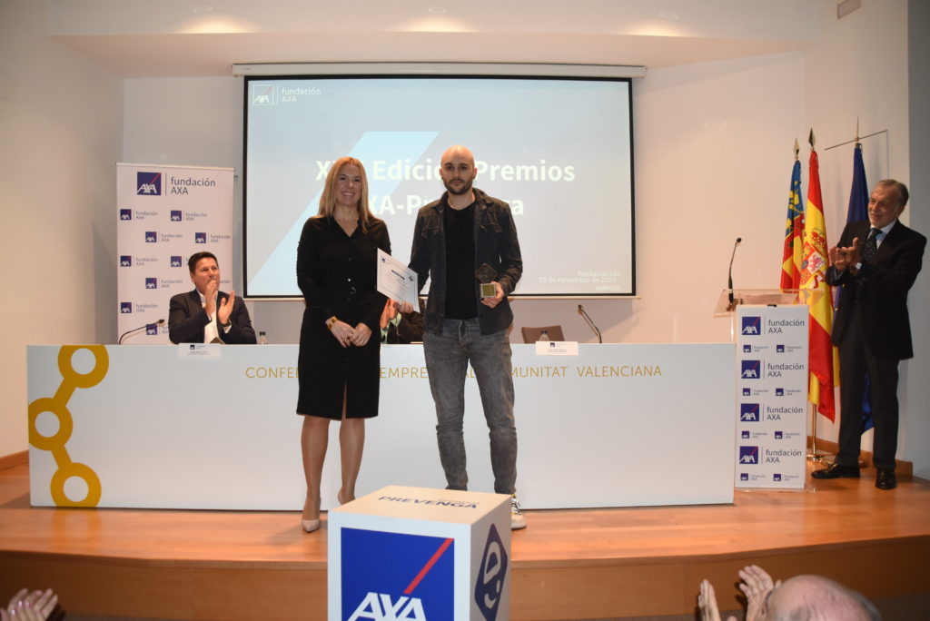 Nuria Pastor, presidenta de Serprecova, hace entrega del galardón  Innovación a Luis Sevilla, CEO de DYGMA